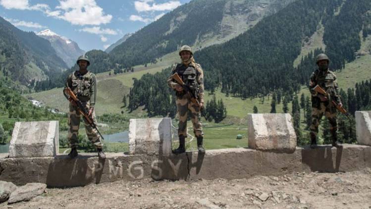 जम्मू-कश्मीर में तैनात BSF के जवान ( फाइल फोटो- ANI)