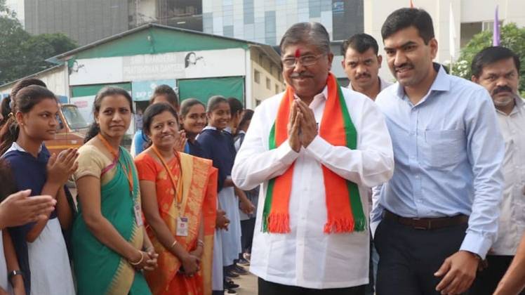 चुनाव प्रचार के दौरान चंद्रकांत पाटिल (फोटो- फेसबुक)