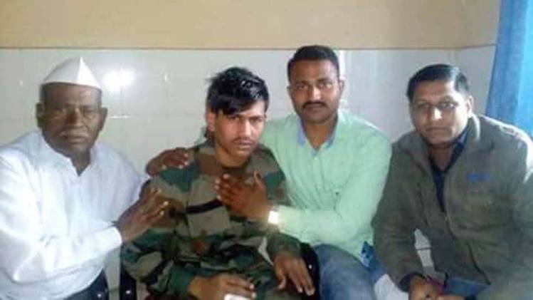 पाकिस्तान से लौटने के बाद परिजनों के साथ चंदू चौहान (फाइल फोटो)