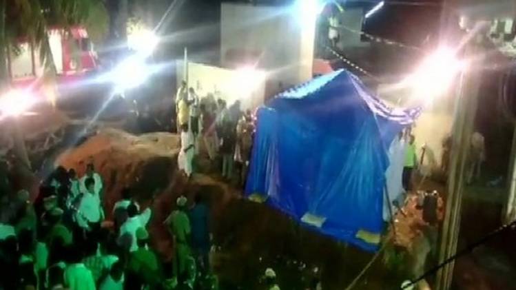 तिरुचिरापल्ली में गिरे बच्चे की तलाश जारी (PHOTO-ANI)