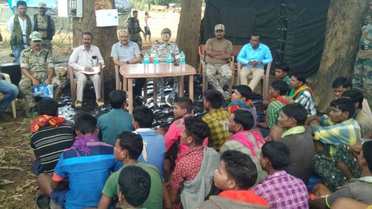 नक्सलियों ने किया सरेंडर (फोटो-ANI)