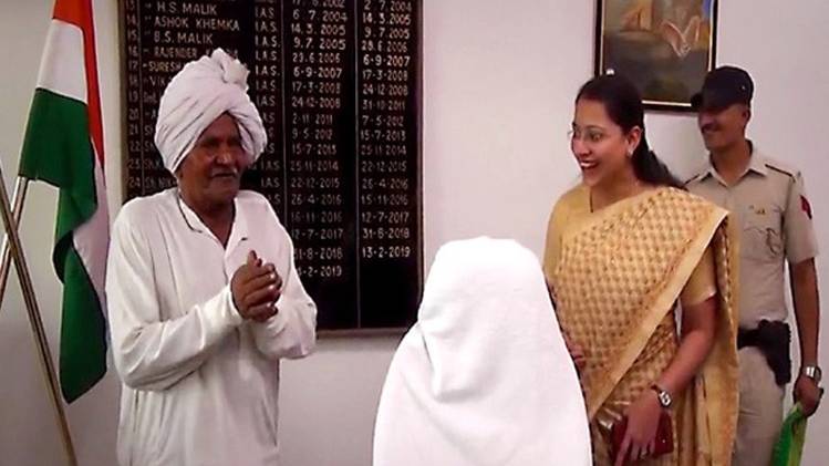 एक दिन के डीसी बने रामशरण के साथ कैथल डीसी डॉ प्रियंका सिंह 