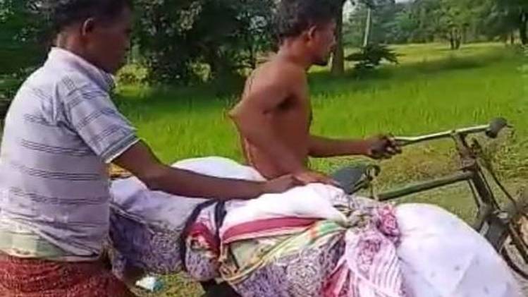 साइकिल पर बहन का शव ले जाते भाई (फोटो- आजतक)