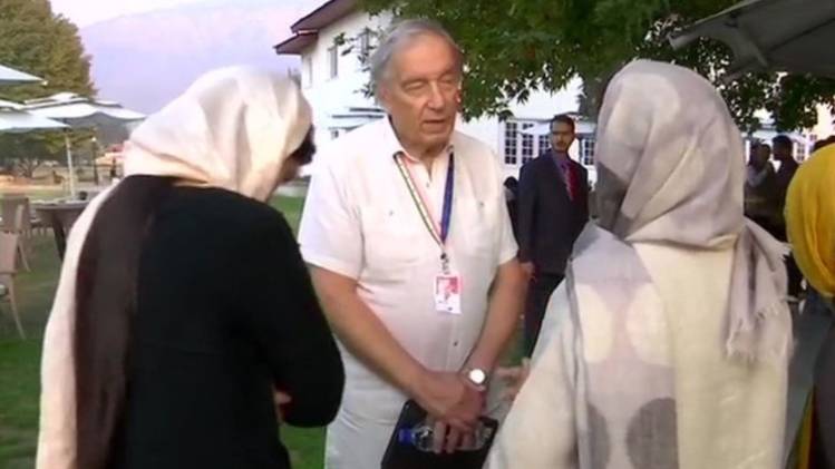 कश्मीर का दौरा करता EU सांसदों का प्रतिनिधिमंडल (ANI)