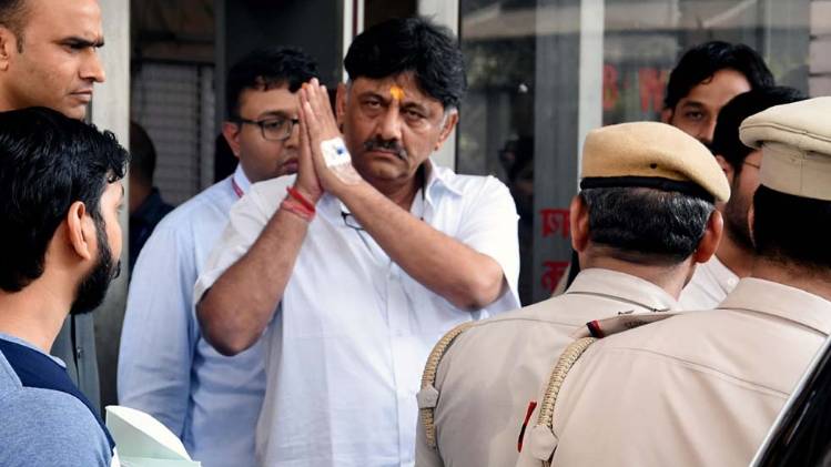 हिरासत में कांग्रेस नेता डीके शिवकुमार (तस्वीर-ANI)