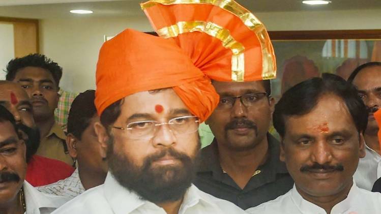 एकनाथ शिंदे महाराष्ट्र की फडणवीस सरकार में कैबिनेट मंत्री रहे हैं