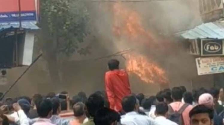 बीच मार्केट में दुकान में लगी आग (फोटो- भूपेंद्र चौधरी)