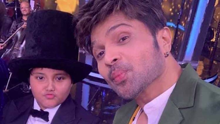 कंटेस्टेंट संग हिमेश रेशमिया 