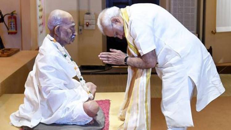 राजकोट के गांधी म्यूजियम में पीएम मोदी (फाइल फोटो-PTI)