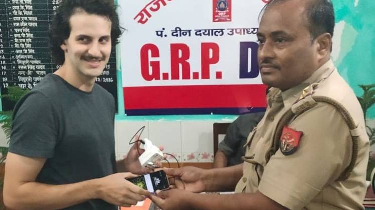 जीआरपी इंस्पेक्टर आरके सिंह ने अमेरिकी नागरिक को मोबाइल लौटाया 