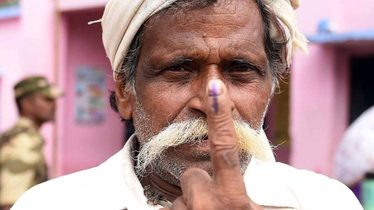 Haryana Exit Poll Result 2019 हरियाणा में पोलिंग बूथ पर मतदाता (फोटो-ANI)