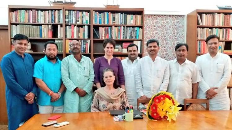 कांग्रेस नेता लल्लू ने सोनिया और प्रियंका से मुलाकात की