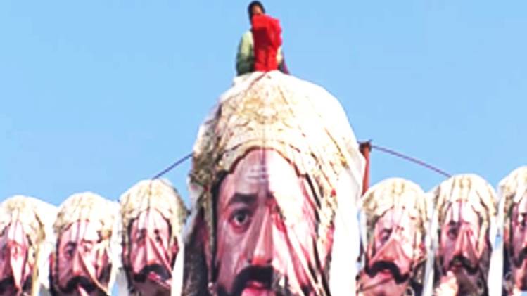 रावण तैयार करती बुजुर्ग महिला (Photo- Aajtak)