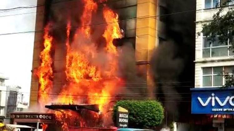 गोल्डन गेट होटल में लगी भीषण आग