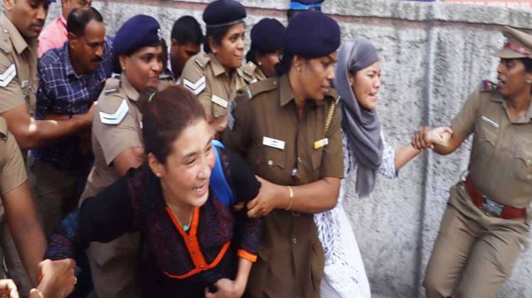 पांच तिब्बतियों को पुलिस ने हिरासत में लिया (फोटो-लोकप्र‍िया वासुदेवन)