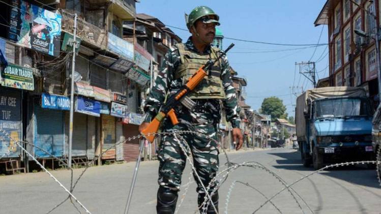 370 हटने के बाद जम्मू-कश्मीर में भारी सुरक्षाबलों की तैनाती है (फाइल फोटो-PTI)