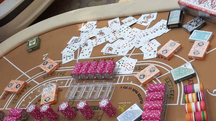 मौके से बरामद कसीनो टेबल