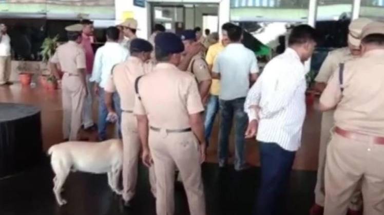 हादसे के बाद घटनास्थल पर पहुंची पुलिस टीम (फोटो-ANI)