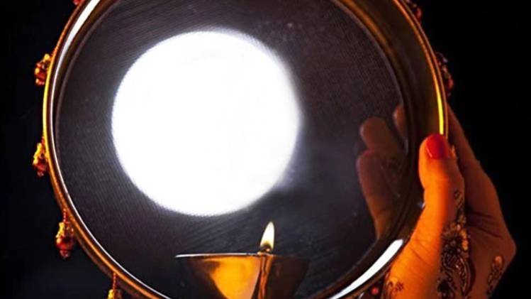 करवा चौथ पर पति की डंडे से पिटाई (Photo- Aajtak)