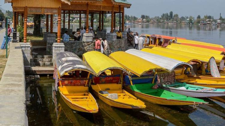 इस फैसले से कश्मीर में टूरिस्टों की आवक बढ़ेगी (PTI)