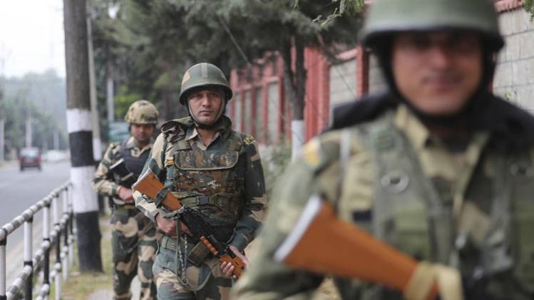 घाटी में अब खुलेंगे कॉलेज-यूनिवर्सिटी (फोटो: श्रीनगर में सुरक्षाकर्मी, AP)