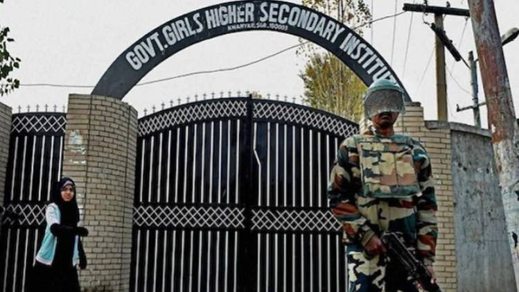 घाटी के स्कूल के बाहर सुरक्षाबलों की तैनाती की गई है (फाइल फोटो-PTI)