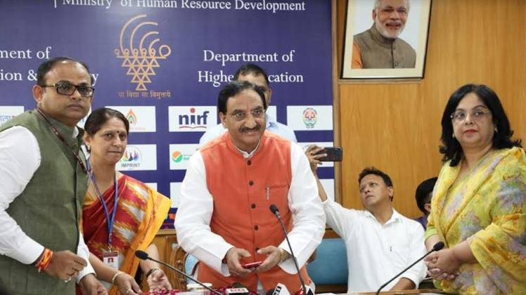 वीडियो कांफ्रेंसिंग के जरिये नये केवी का उद्घाटन करते MHRD मंत्री 