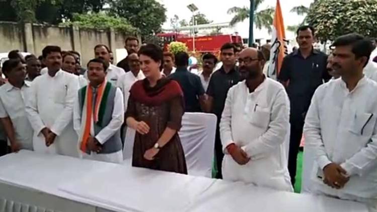 रायबरेली में प्रियंका गांधी की मौजूदगी में मनीष सिंह कांग्रेस में शामिल (वीडियो ग्रैब)
