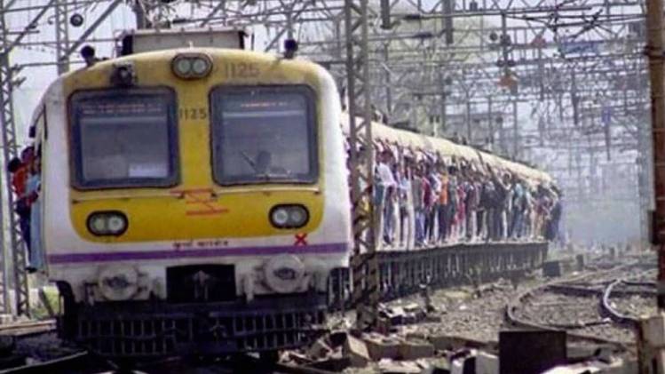 मुंबई लोकट ट्रेन (फाइल फोटो)