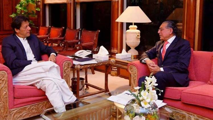 इमरान खान और UN में पाक के नये स्थायी प्रतिनिधि मुनीर अकरम (फोटो-Facebook)