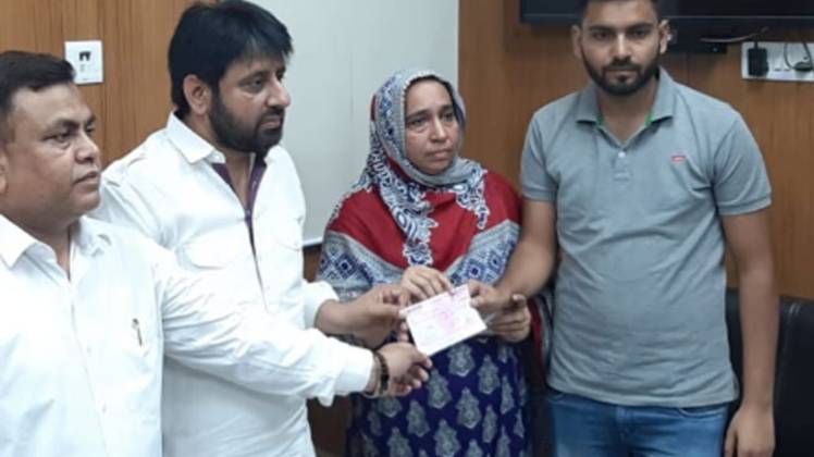 नजीब की मां को चेक देते अमानतुल्लाह खान