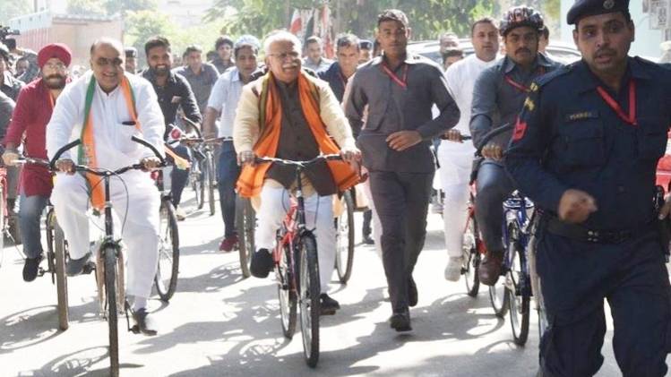 मतदान करने के लिए जाते हरियाणा के CM मनोहर लाल खट्टर (फोटो-Twitter/airnewsalerts)