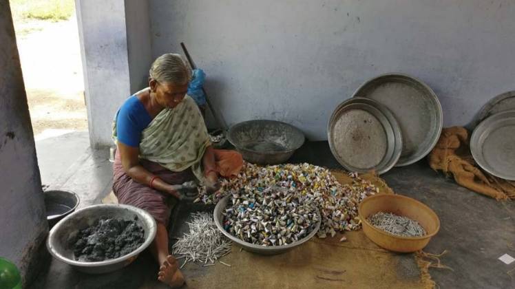 बिना दस्ताना पहने हाथों से पटाखों में भरती हैं मसाला