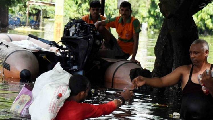 पटना के कई इलाकों में अभी भी पानी जमा है जिसे निकाला जा रहा है (फाइल फोटो IANS)