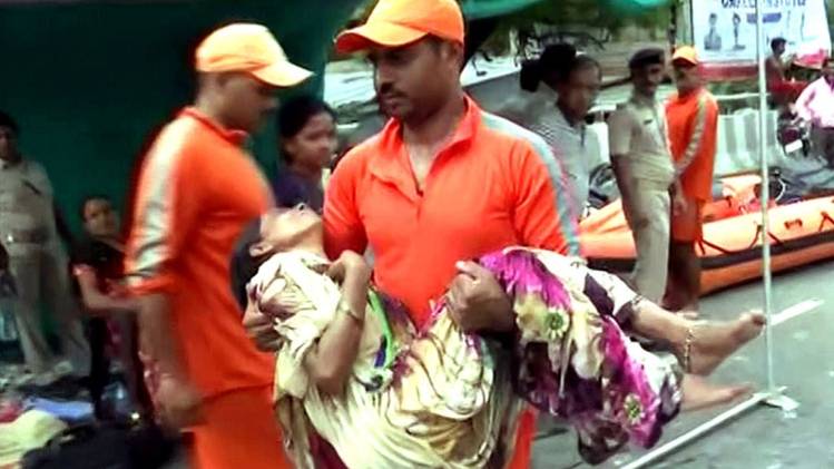 राहत और बचाव कार्य में जुटे एनडीआरएफ के कर्मचारी (ANI)