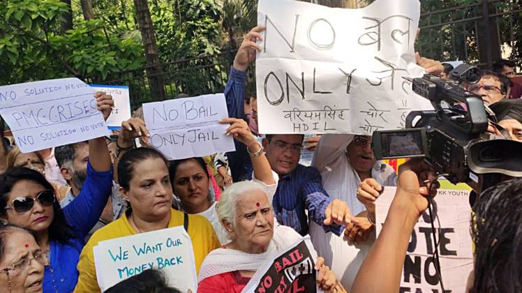 पीएमसी बैंक के खाताधारकों का विरोध प्रदर्शन (फोटो-ANI)