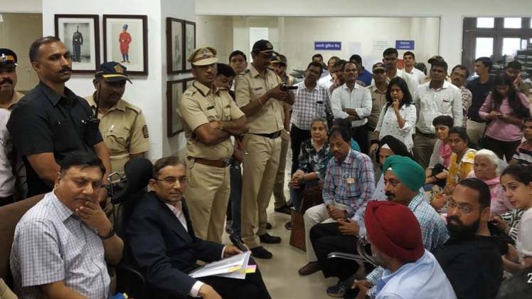 PMC बैंक के ग्राहकों से मिले मुंबई पुलिस कमिश्नर (फोटो-आजतक)