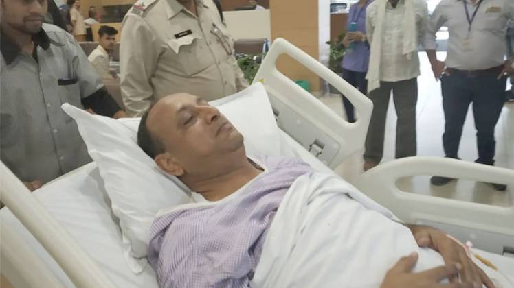 अस्पताल में भर्ती घायल पुलिसकर्मी