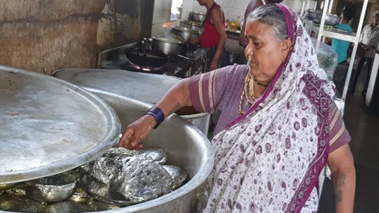 1980 से कुसुमबाई ने होटल में ज्यादा समय देना शुरू किया