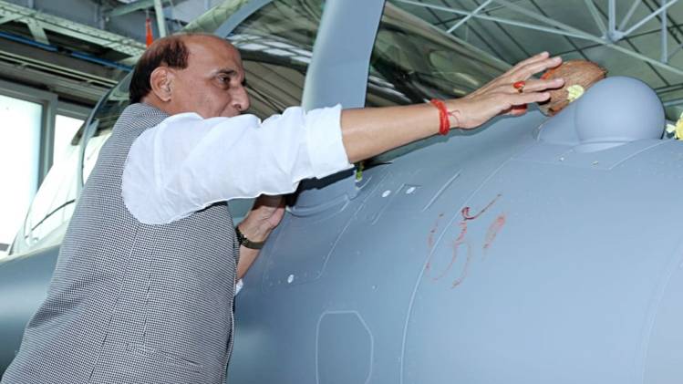 राफेल विमान की पूजा करते रक्षा मंत्री राजनाथ सिंह (ANI)