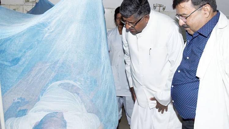 पीएमसीएच में मरीज का हालचाल लेते रविशंकर प्रसाद (Courtesy- ANI)