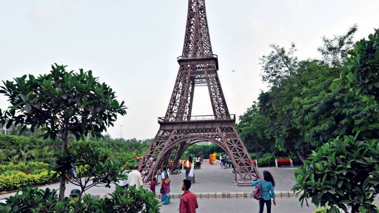 दुनिया की सैर वेस्ट टु वंडर पार्क में सैलानी