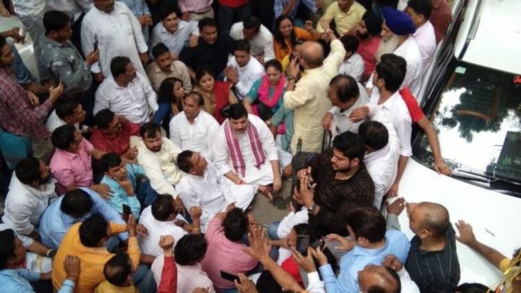 कालकाजी में धरने पर बैठे संजय सिंह