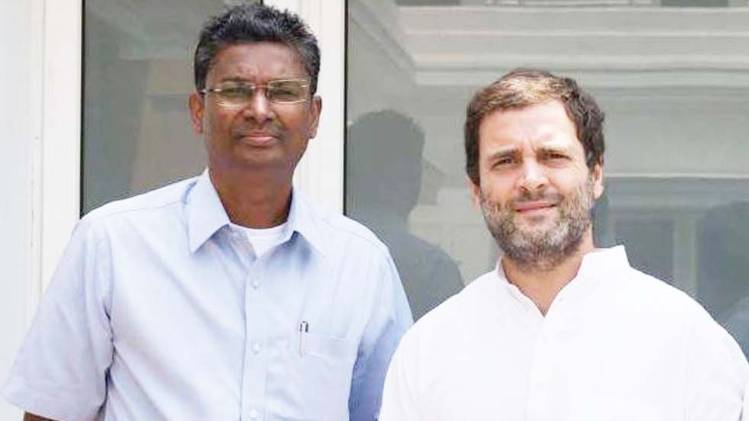 कांग्रेस के पूर्व अध्यक्ष राहुल गांधी के साथ सतीश जारकीहोली (फाइल फोटो- फेसबुक)