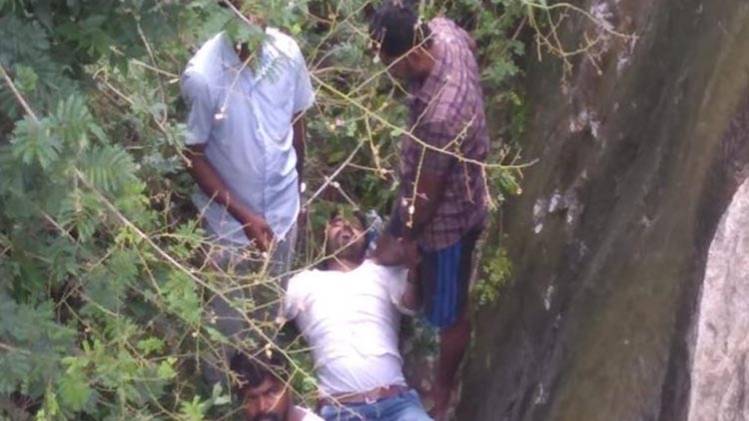 सेल्फी लेते वक्त गिरा युवक (फोटो- आजतक)