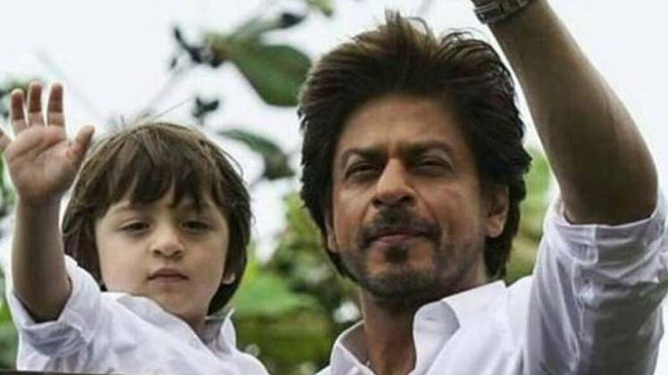 जूही चावला-अबराम और शाहरुख खान 