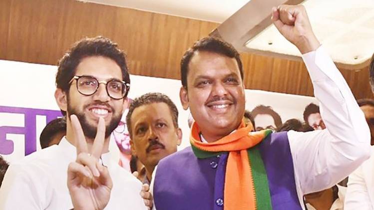 आदित्य ठाकरे और देवेंद्र फडणवीस (फोटो- PTI)