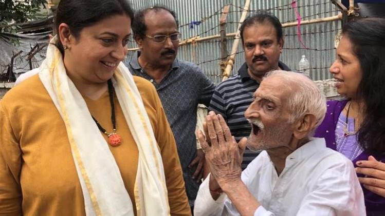 मुंबई के पोलिंग बूथ पर 93 साल के सैनिक से मिलीं स्मृति इरानी (फोटो-आजतक)