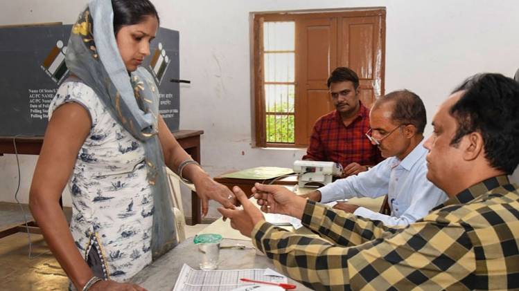 सोनीपत में मतदान करती महिला (फोटो-PTI) 