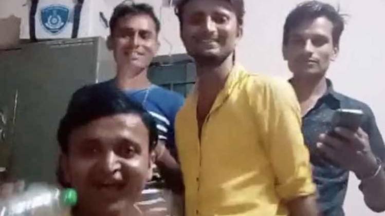 थाने के अंदर टिकटॉक वीडियो बनाने के चक्कर में फंसे 4 युवा (फोटो-गोपी)